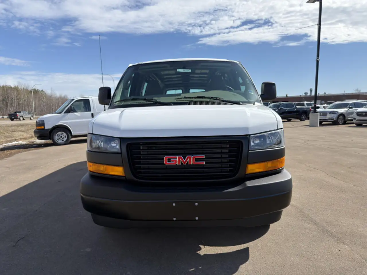 GMC Savana снимка GMC Savana