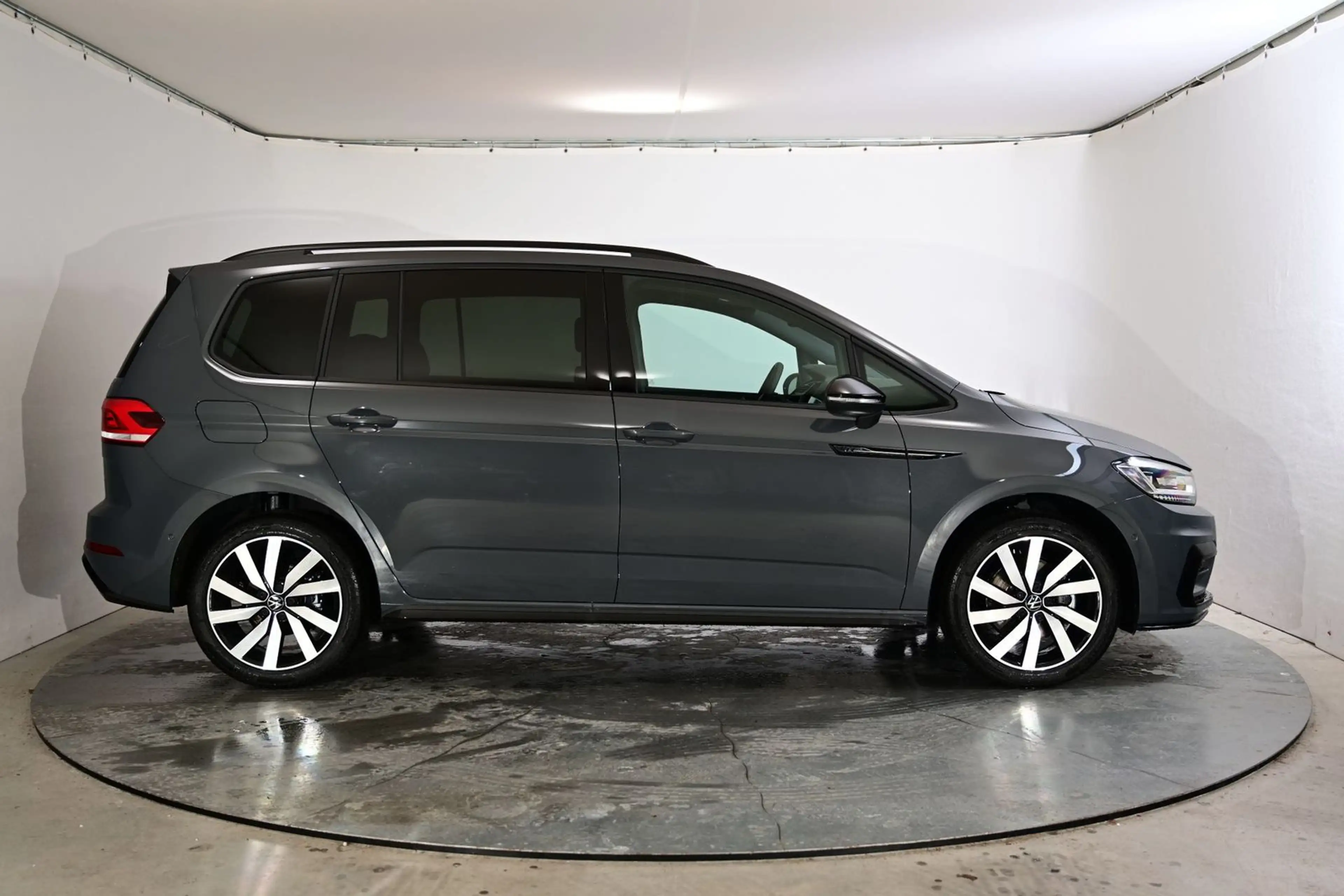 Volkswagen Touran Highline R-Line ACC|AHK|RFK|PANO|7-Sit... — photo 6