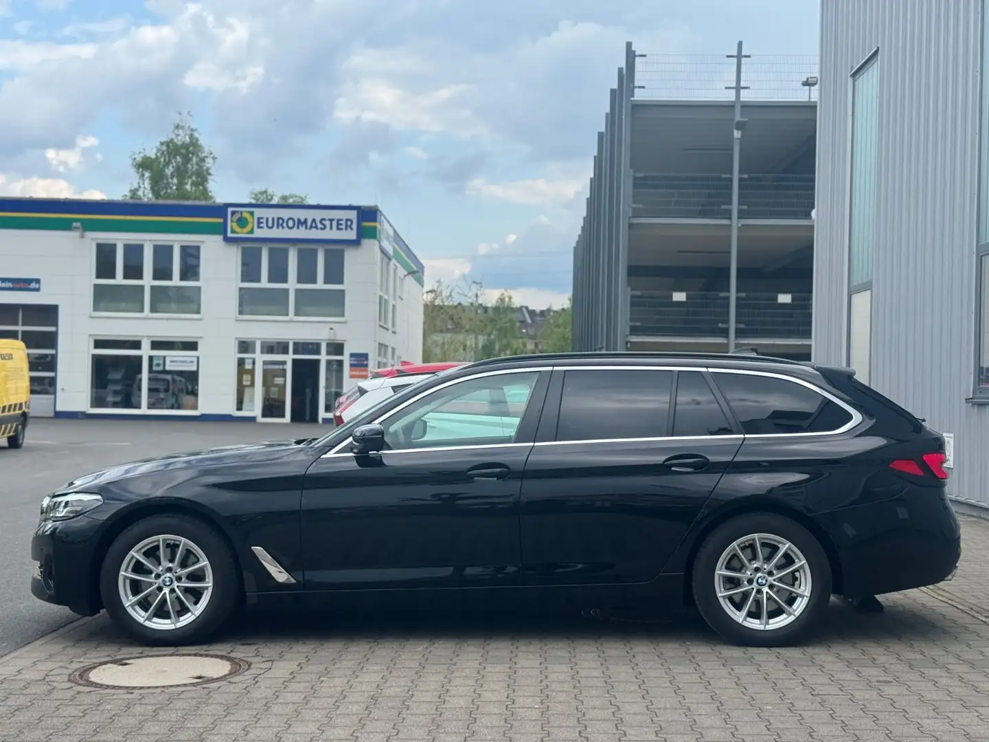 BMW 520 d Touring Live Cockpit LED Assist Kam Facelif Schwarz - 1