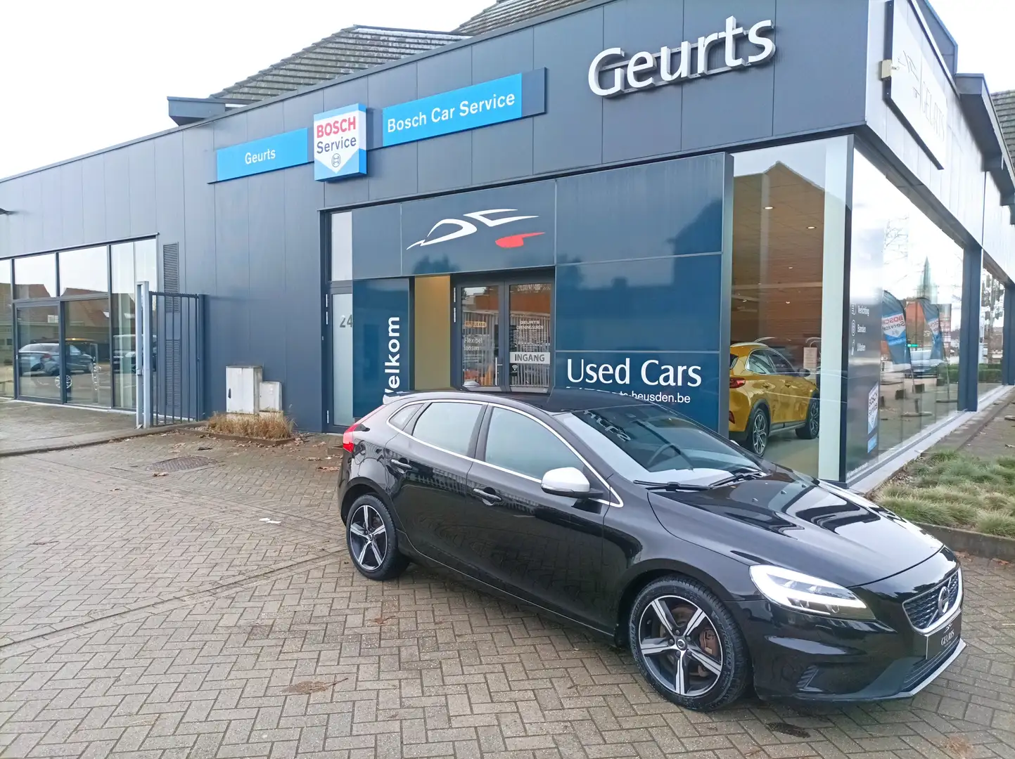 Volvo V40 V40 D3 Geartronic RDesign Zwart - 1