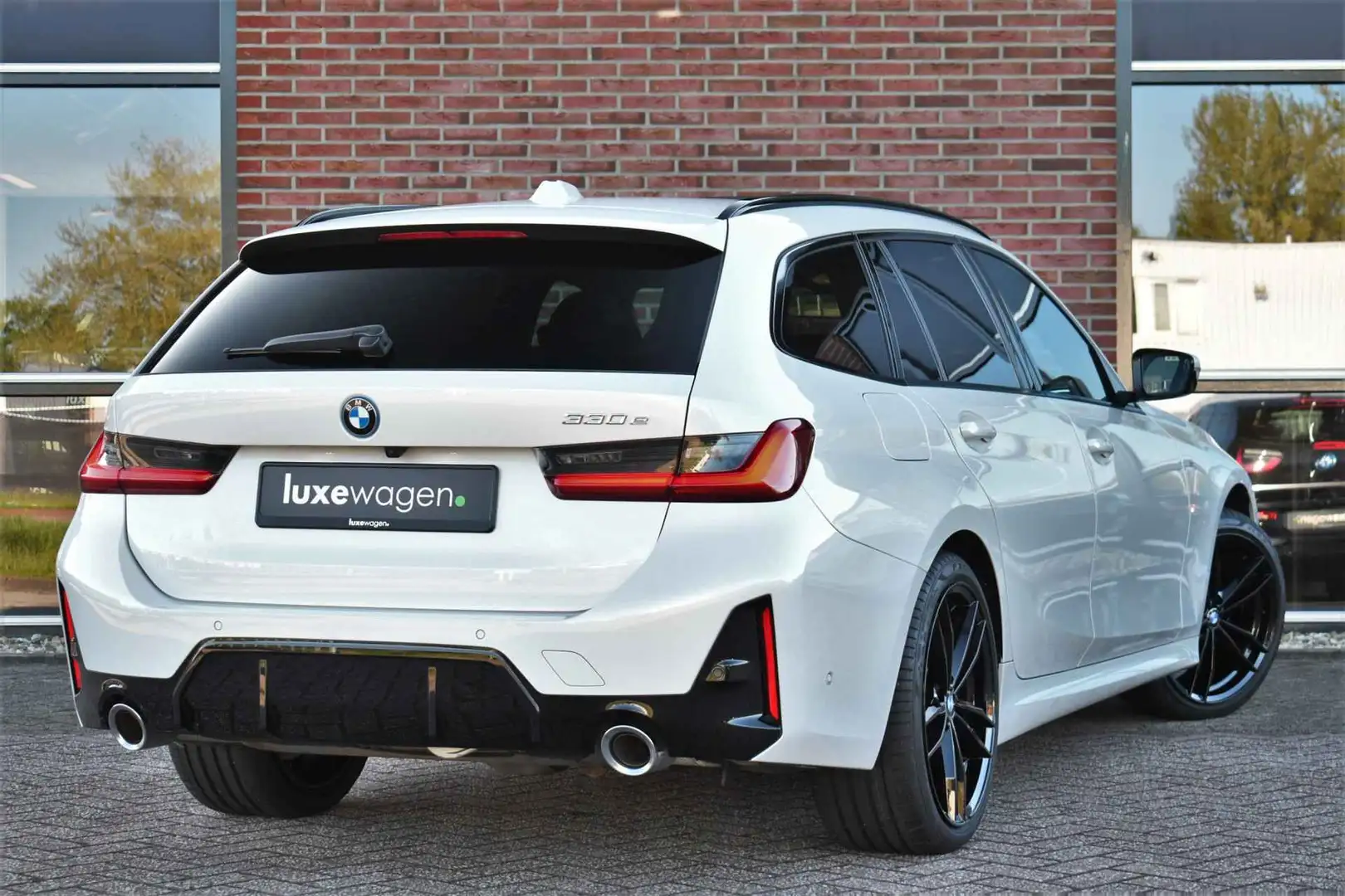 BMW 330 3-serie Touring 330e M-Sport Pano ACC El-zetel HUD Wit - 2