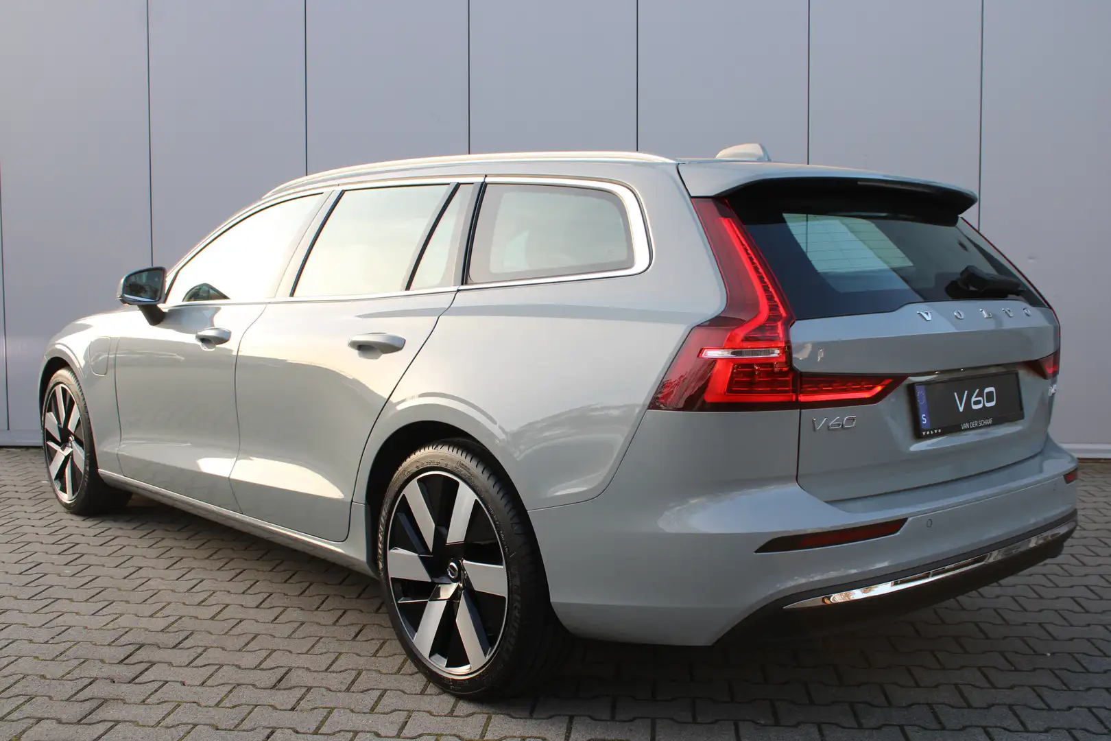 Volvo V60 2.0 T6 Plug-in hybrid AWD Essential Edition | Leer Grijs - 2