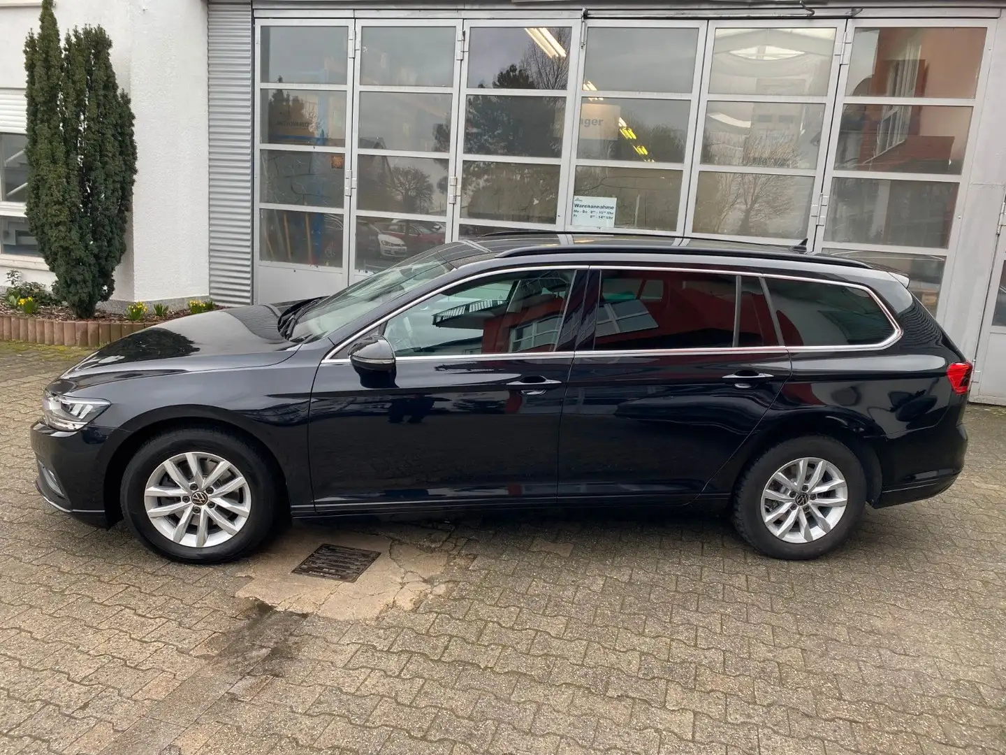 Volkswagen Passat Variant Business/Automatik/ACC/Navi/AHK Schwarz - 2