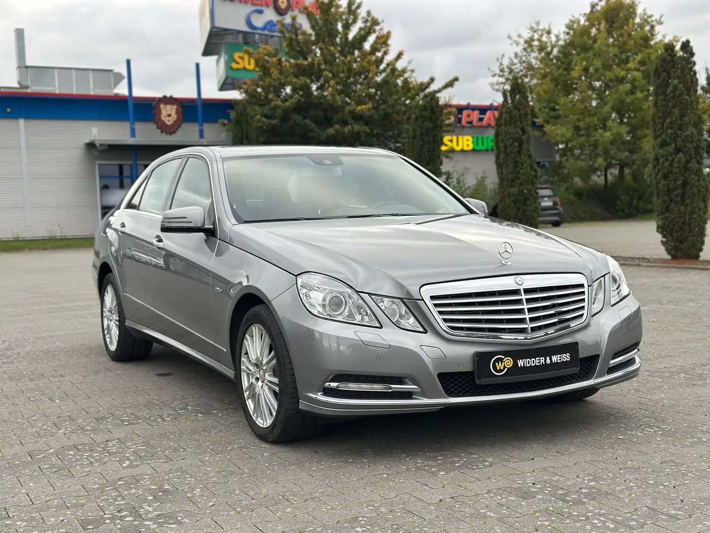 Mercedes-Benz E 350 CDI 4Matic 1.HAND/AUTOMATIK/NAVI/XENON/S-HEFT Silber - 2