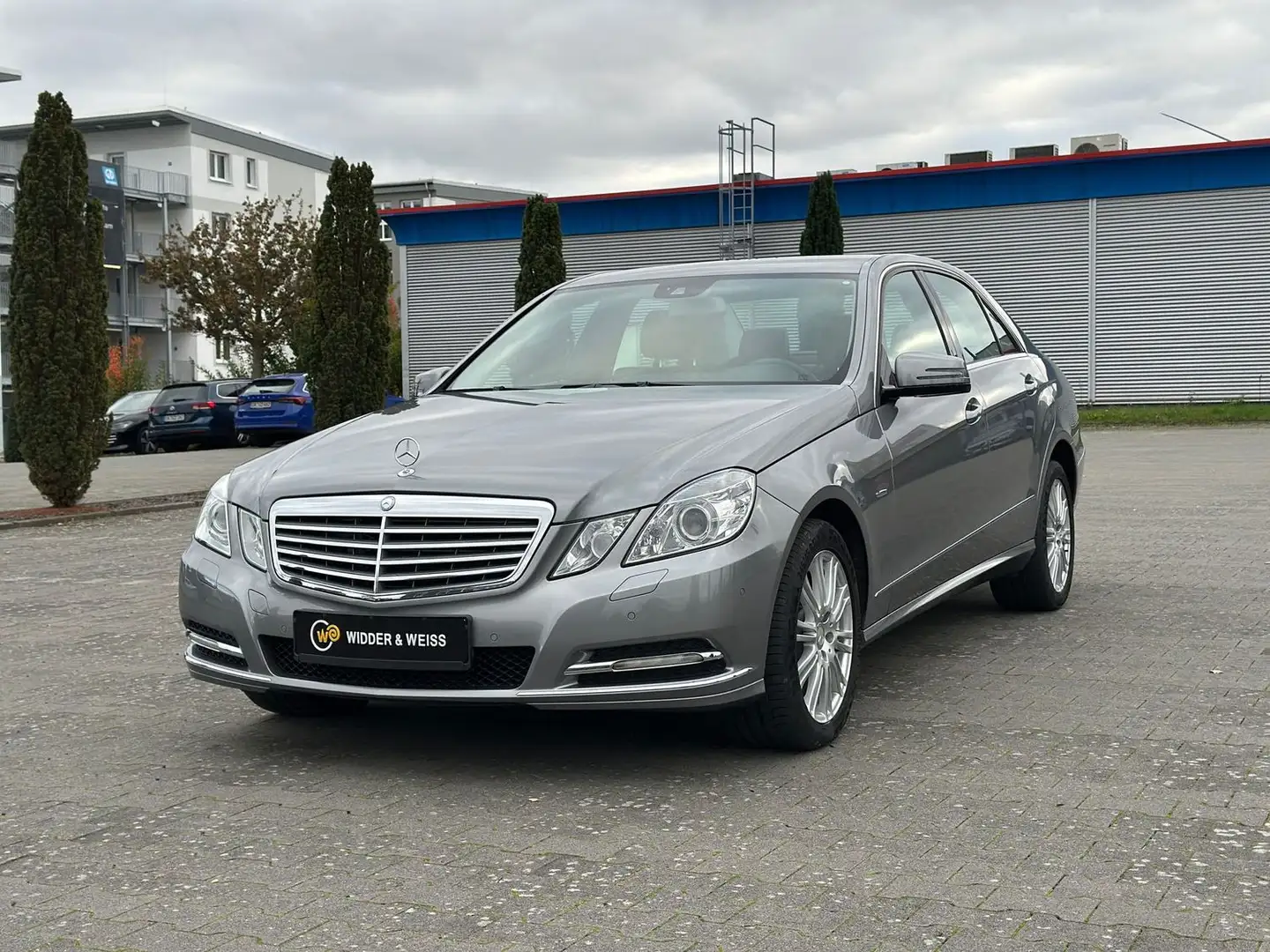 Mercedes-Benz E 350 CDI 4Matic 1.HAND/AUTOMATIK/NAVI/XENON/S-HEFT Silber - 1