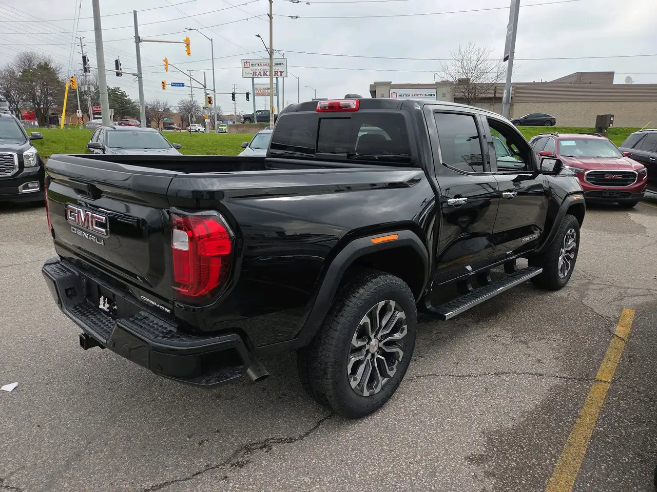 GMC Canyon photo GMC Canyon