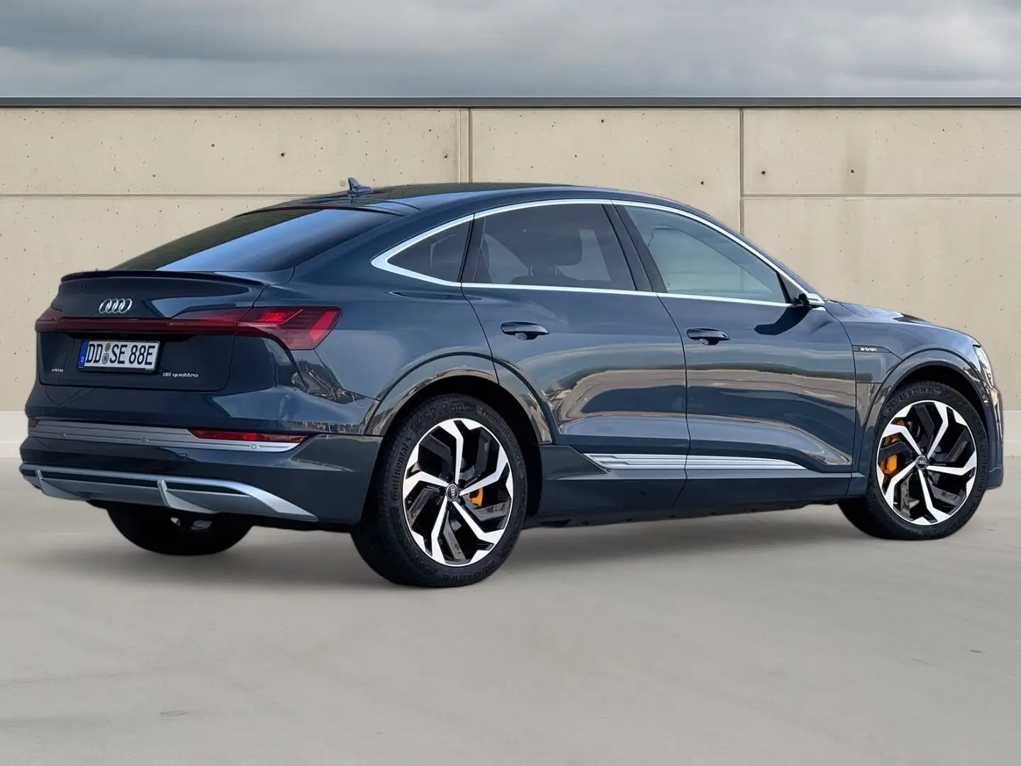 Audi e-tron Sportback 55 quattro S line edition one Blau - 2