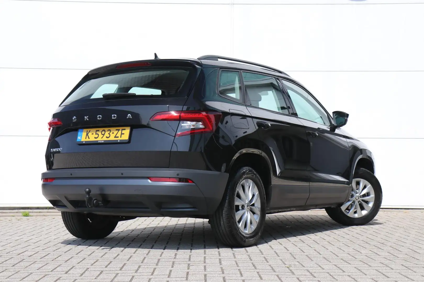 Skoda Karoq 1.0 TSI 110pk Business Edition | Trekhaak | Naviga Zwart - 2