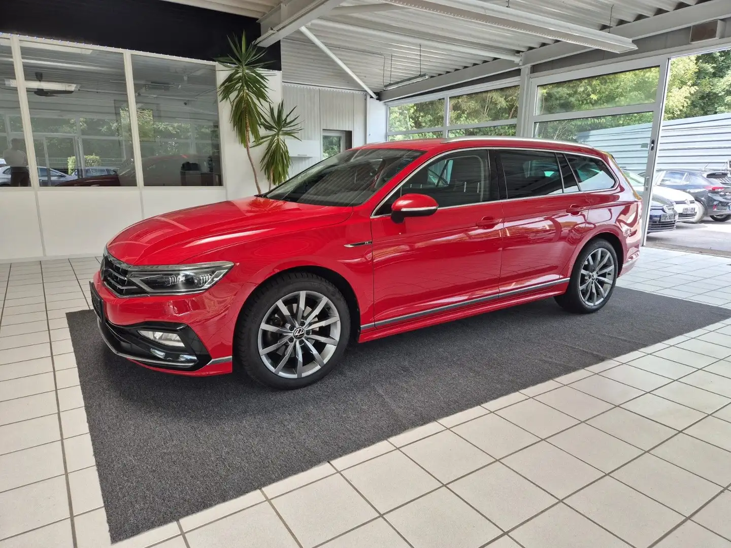 Volkswagen Passat Variant *4M*R-LINE*IQ*VC*AHK*ACC*KESSY*RK Roşu - 1
