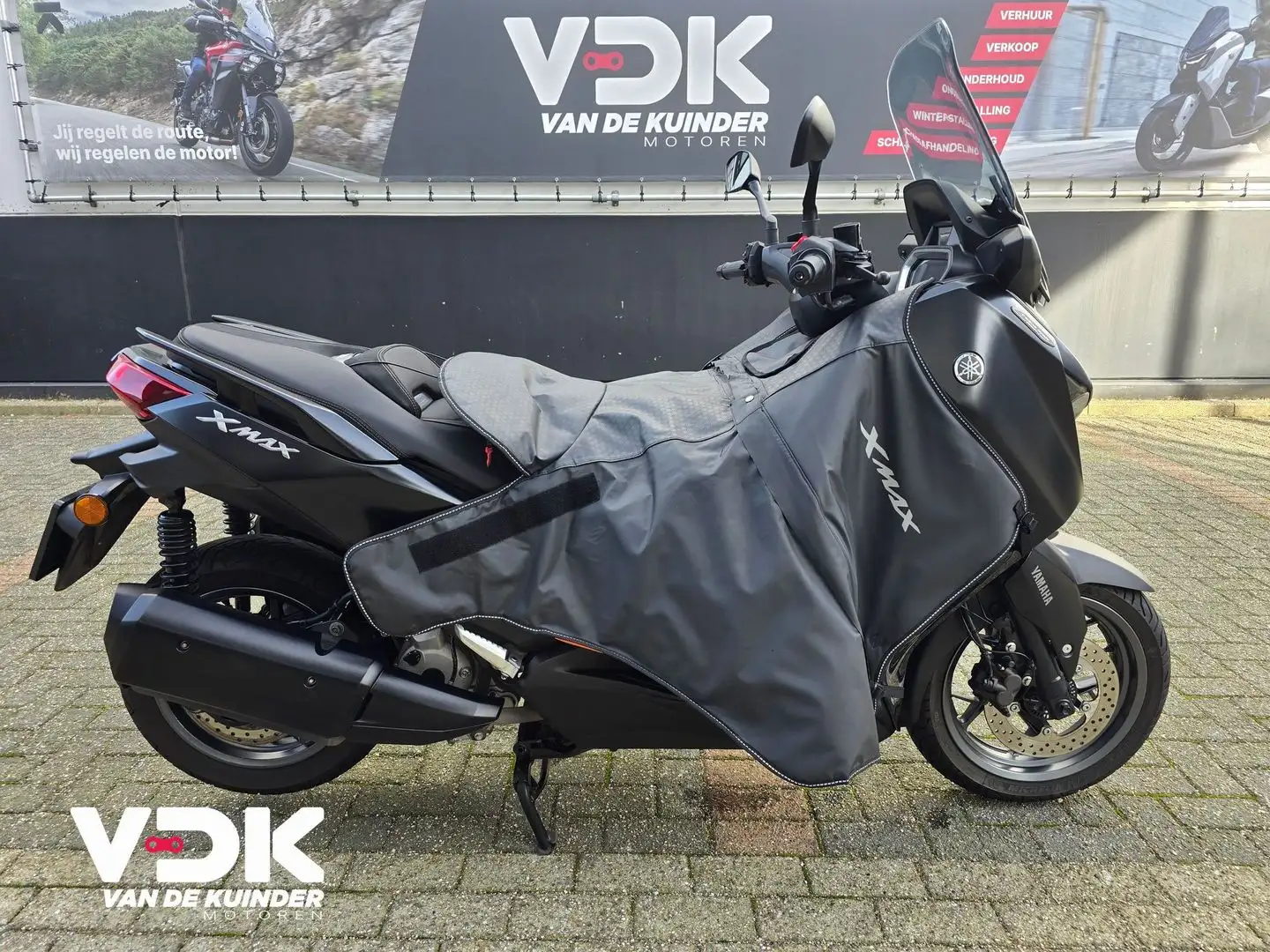 Yamaha X-Max 300 TECH MAX Zwart - 1