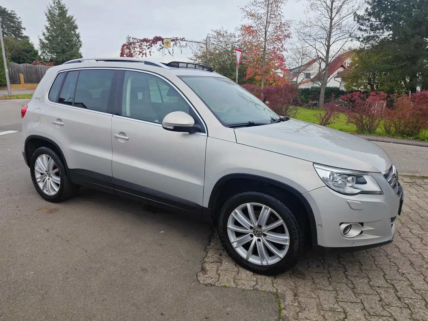 Volkswagen Tiguan Team,HUAU/ 08-2027,KD NEU Gris - 1