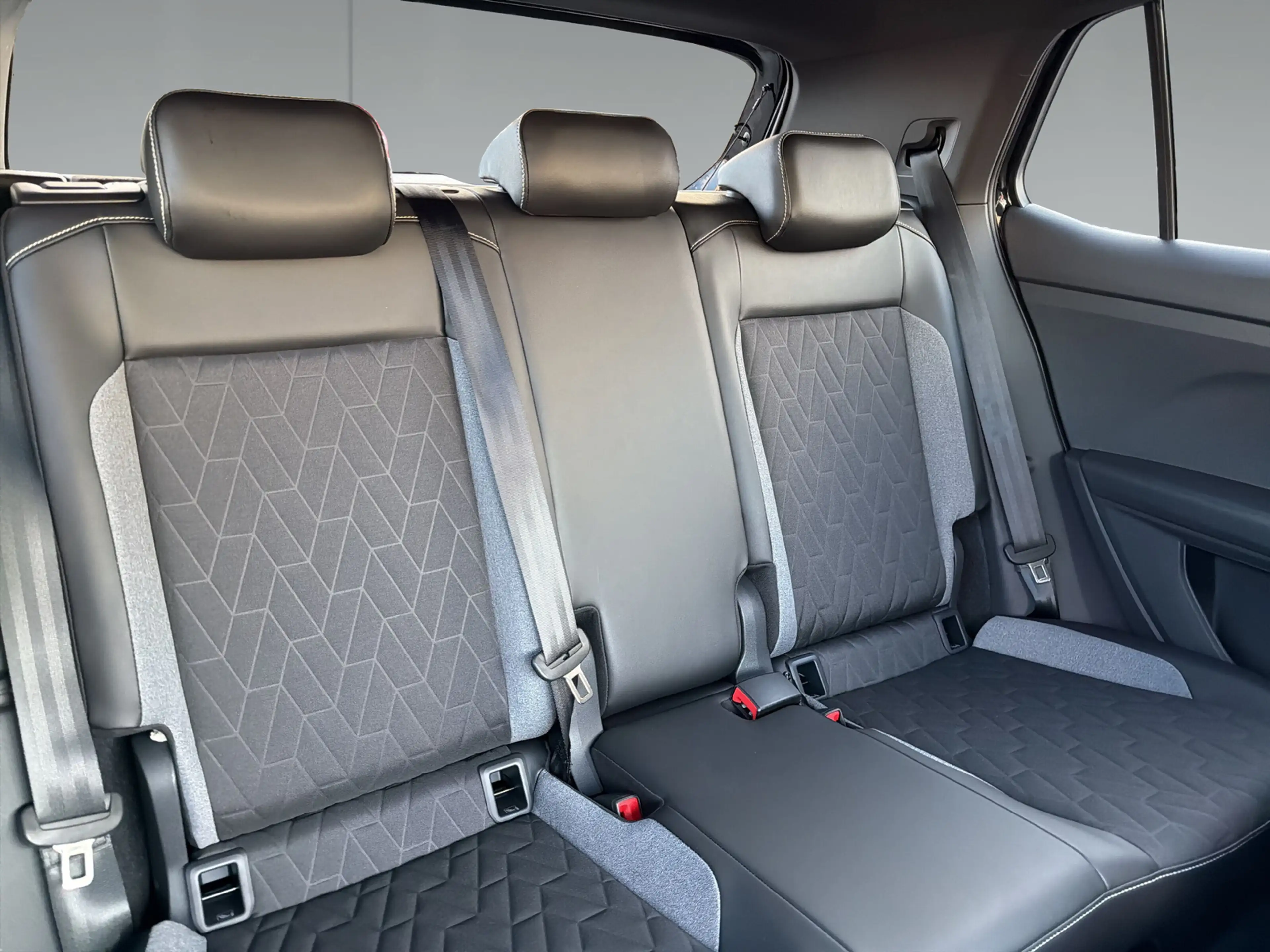 Volkswagen T-Cross ENERGY 1.5 TSI DSG IQ.Light Navi AHK Keyless Tr... — photo 4