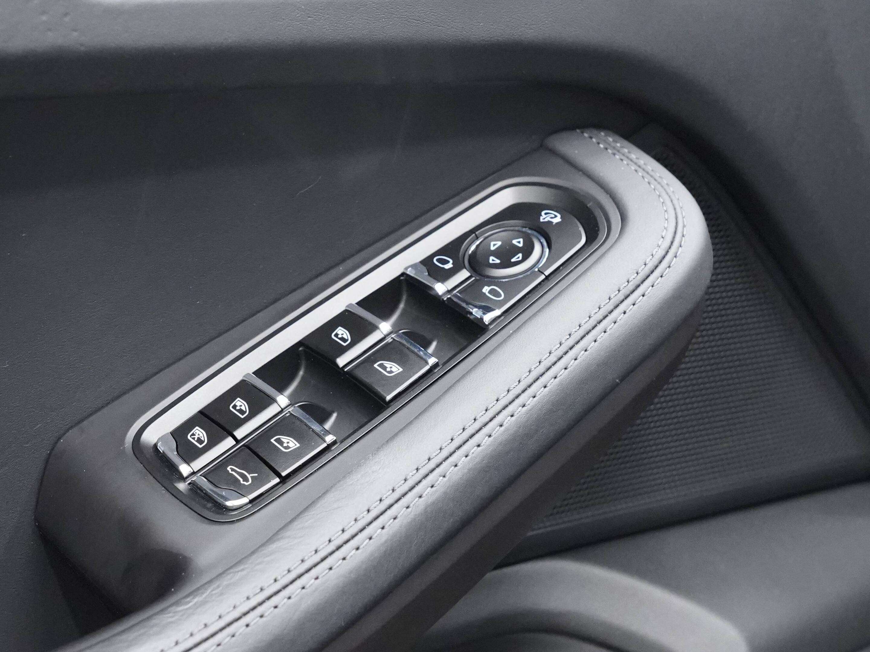 2023 Porsche Macan AWD thumb 32