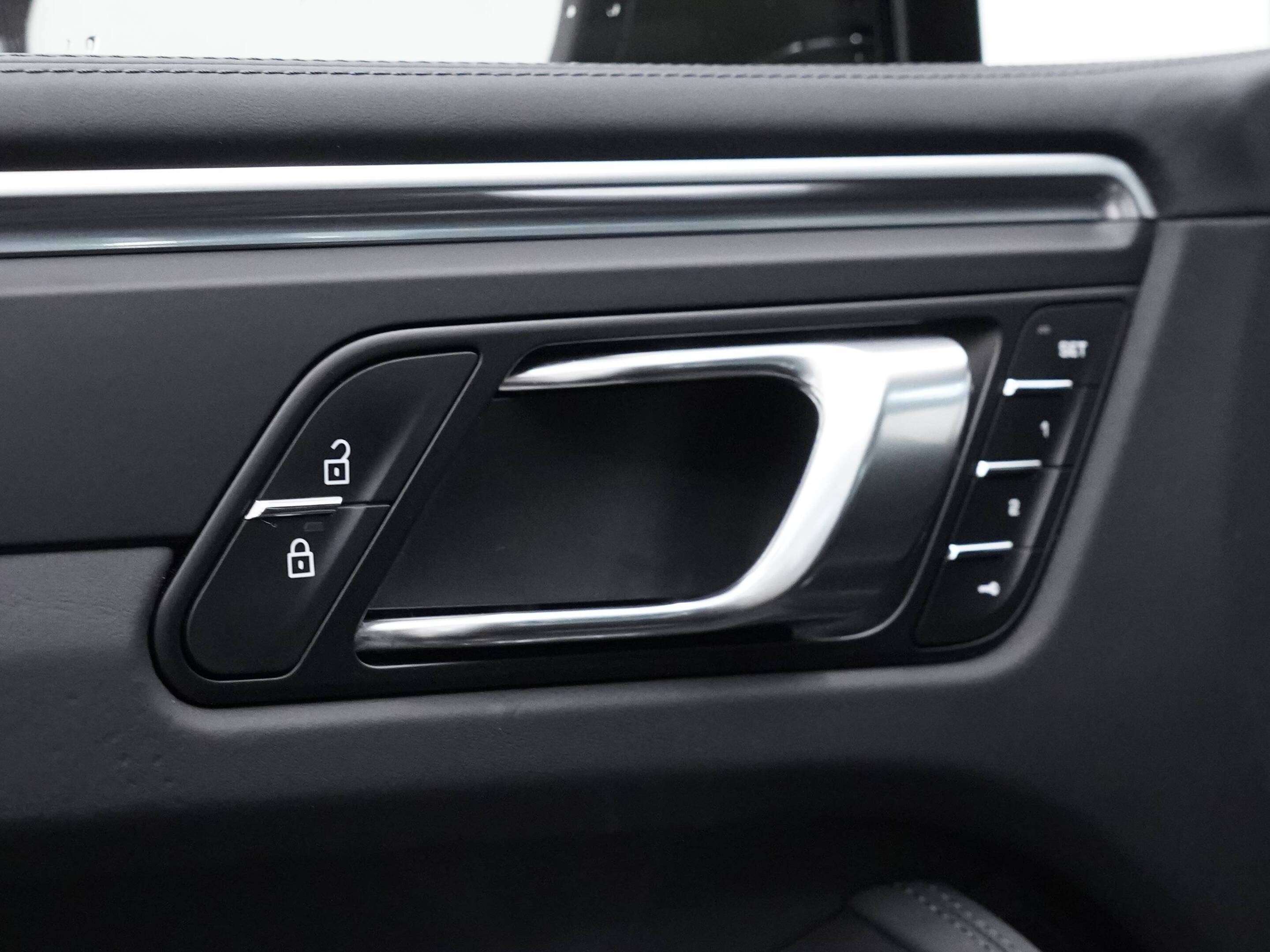 2023 Porsche Macan AWD thumb 31