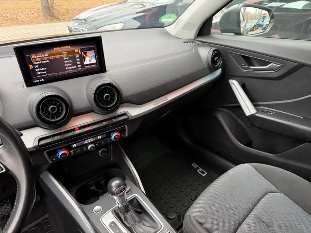 Audi Q2 view 8
