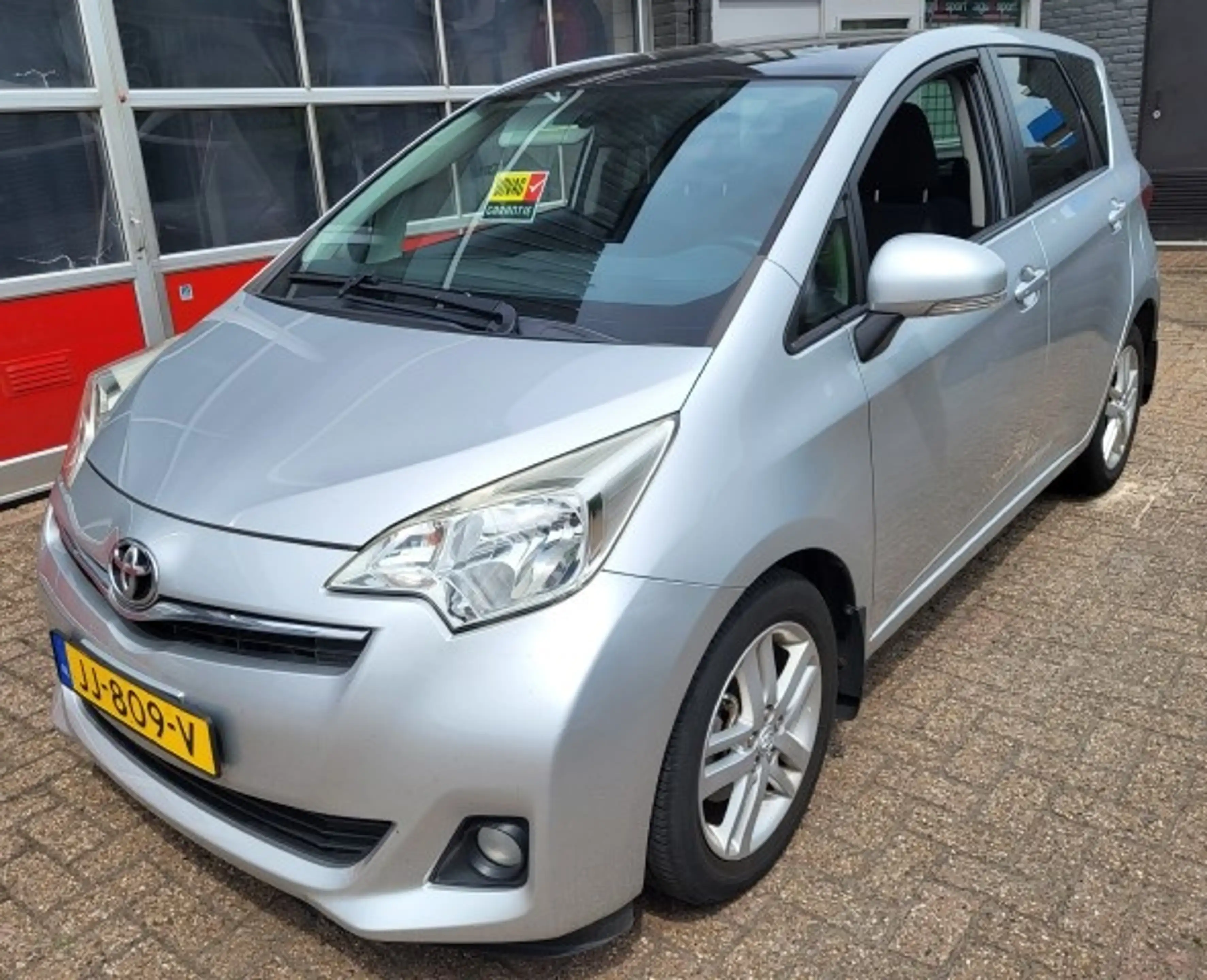 Toyota Verso-S 1.3 VVT-i Dynamic — photo 2