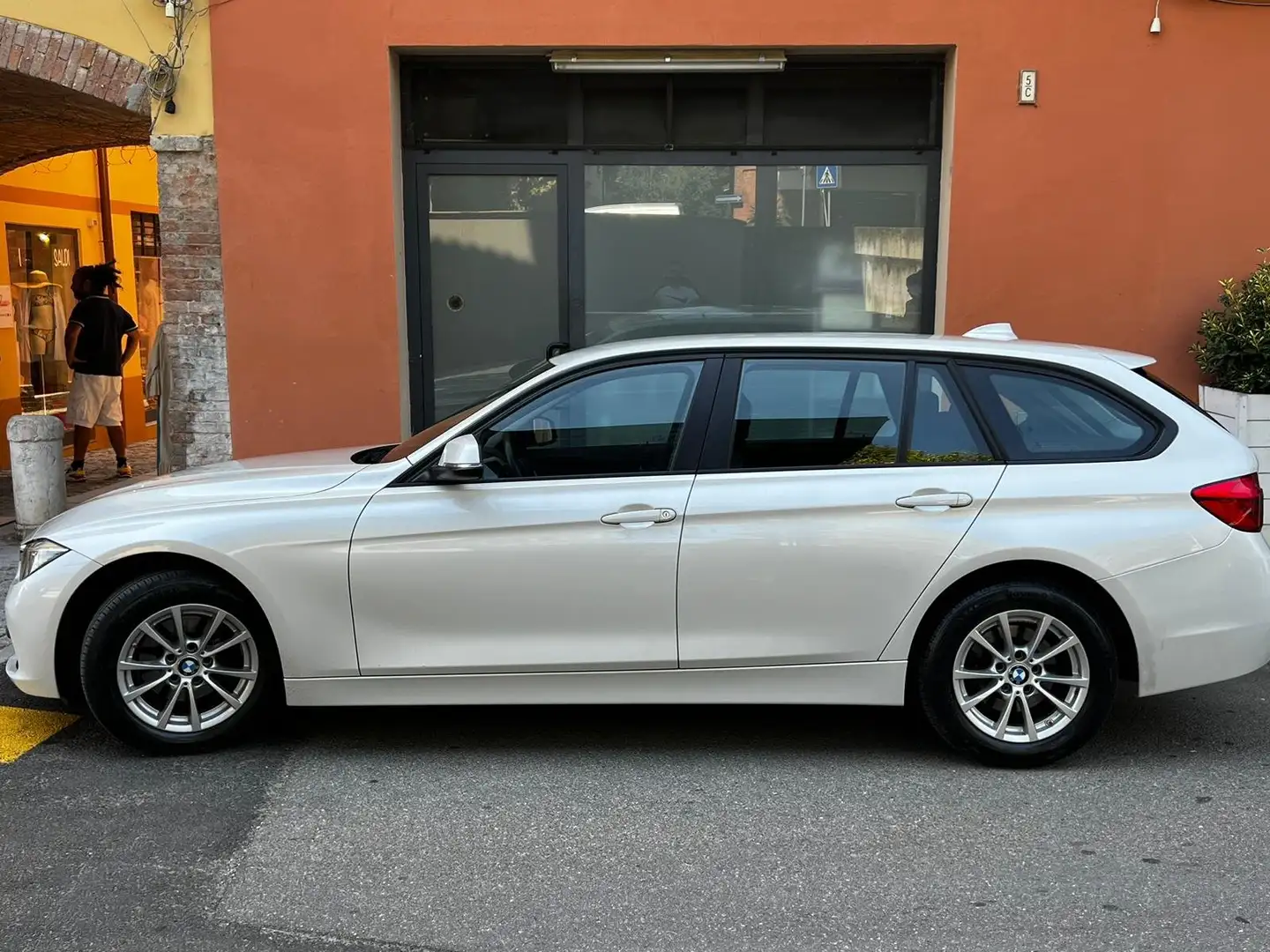 BMW 318 318d Touring Business Advantage auto Bianco - 1
