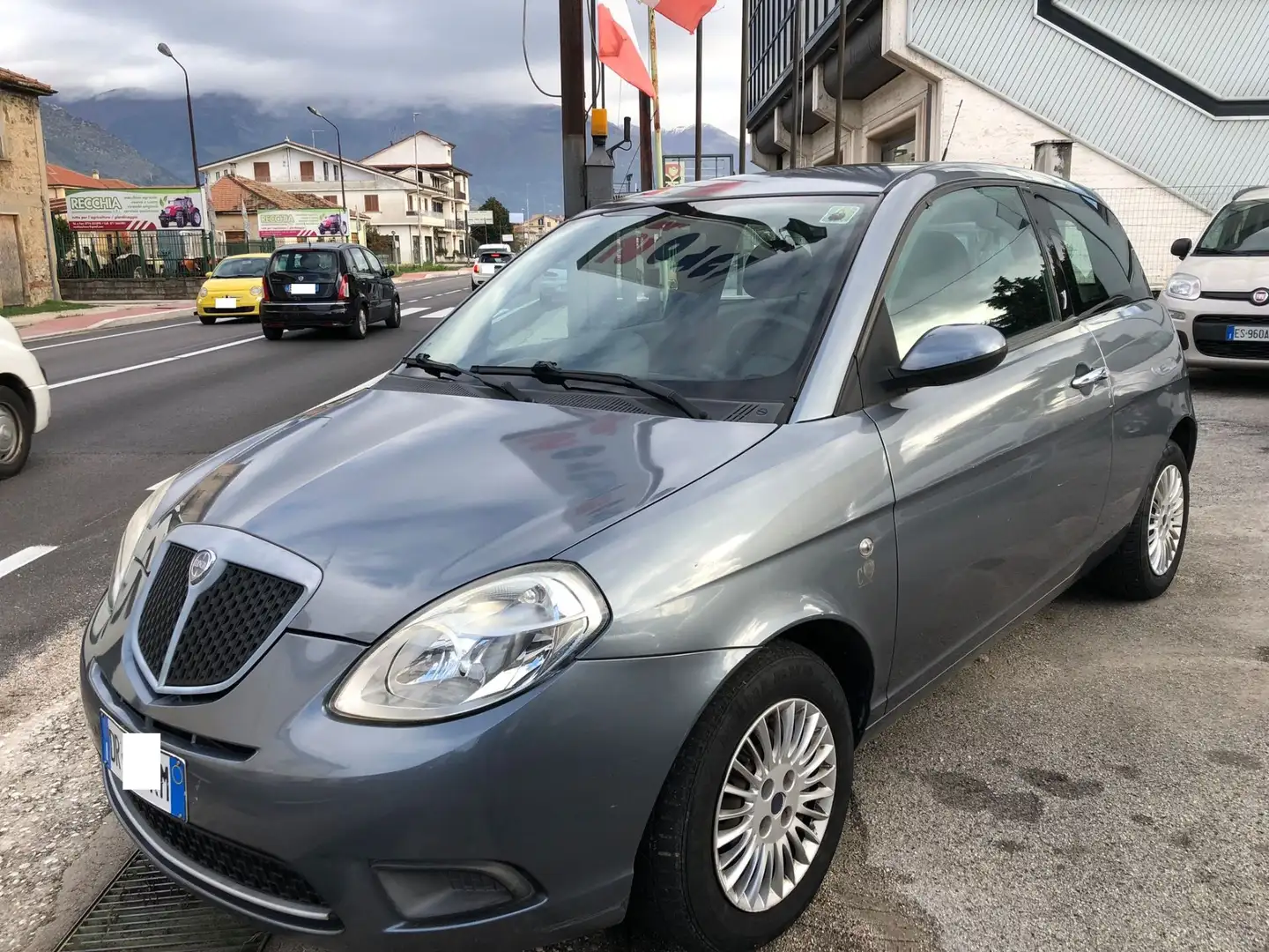 Lancia Ypsilon 1.3 75 cv Diesel/Mjet Platino Grau - 2