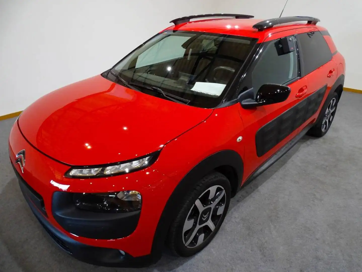 Citroen C4 Cactus 1.2 PureTech Feel Edition 82 Rood - 1