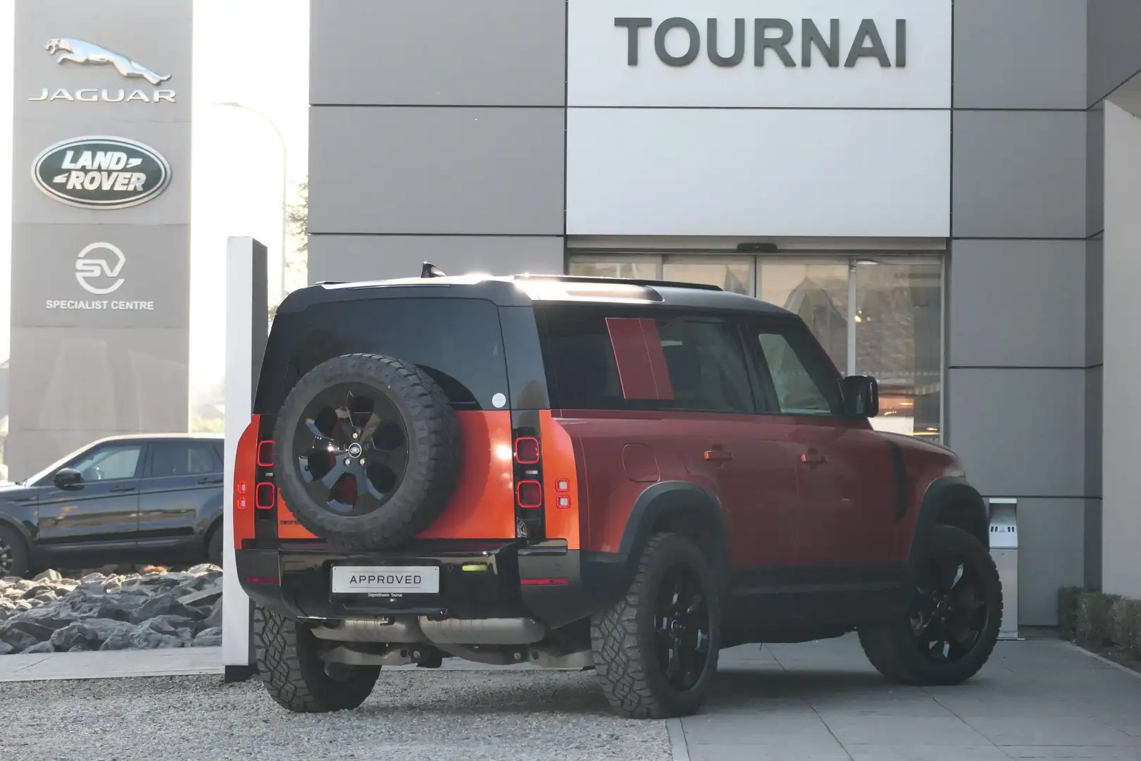 Land Rover Defender 110 D250 S AWD Auto. 25MY Zwart - 2