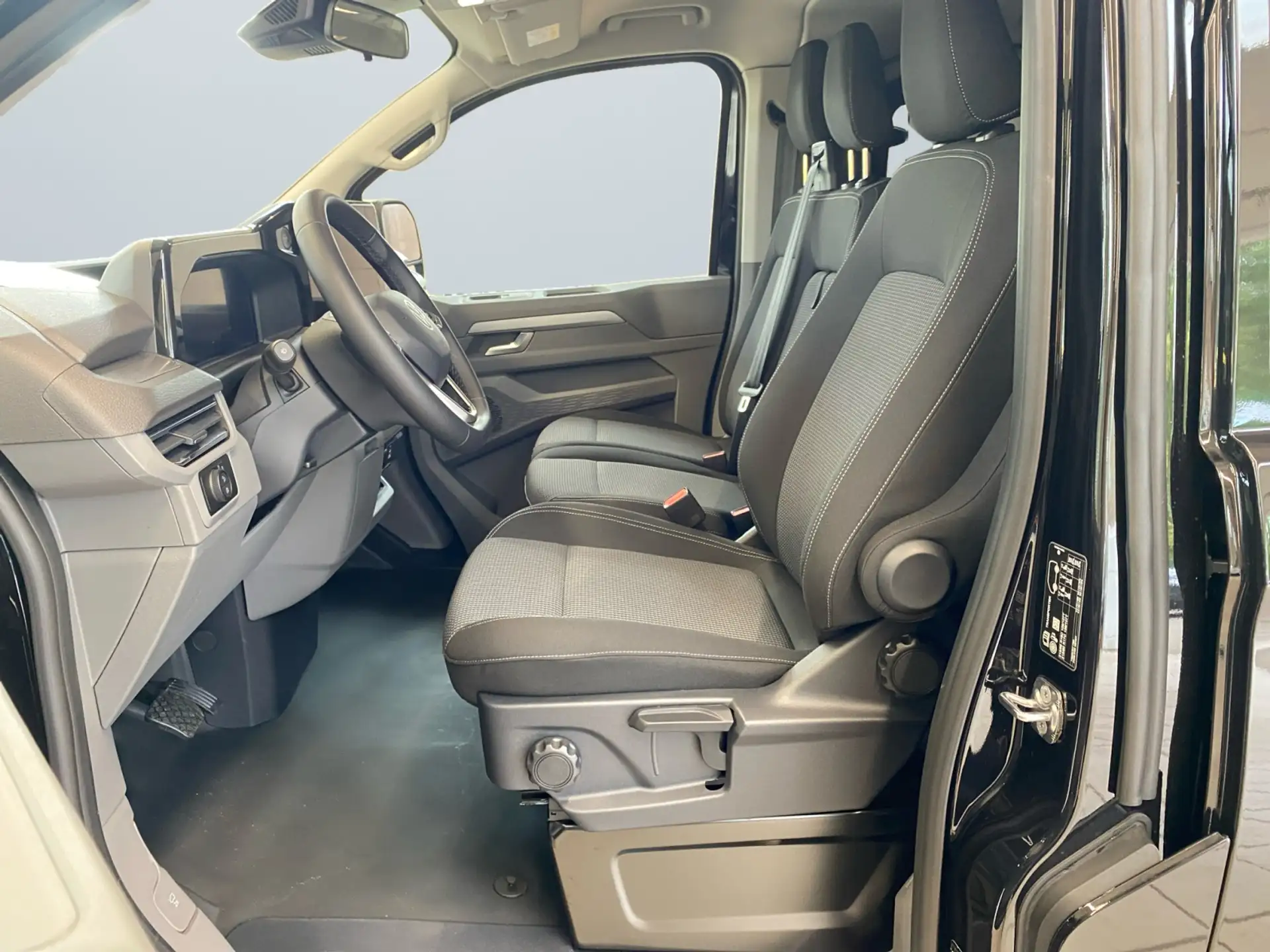Volkswagen T7 Transporter Kasten Plus L2 2.0 TDI DSG ACC AHK 2025 검정 사진 7