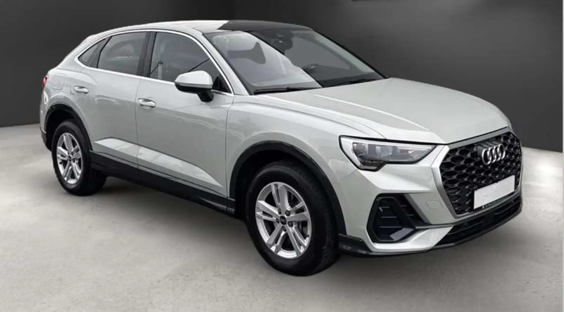 Audi Q3 Sportback 45 TFSIe Advanced S-tronic Plateado - 2