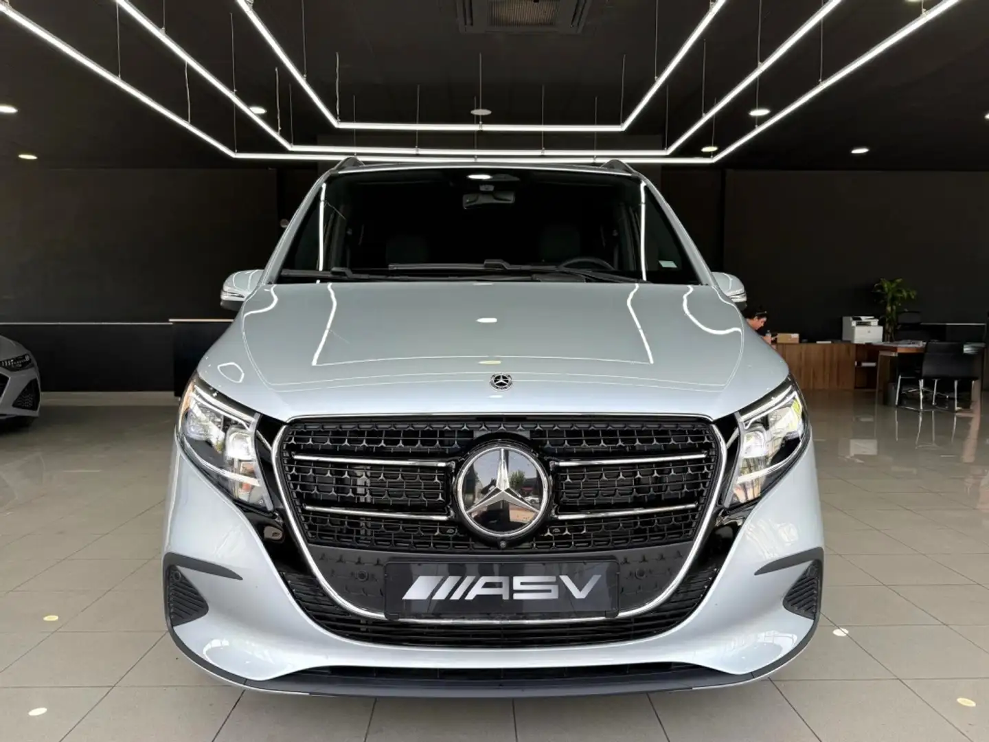 Mercedes-Benz V 250d Largo Avantgarde Gris - 2