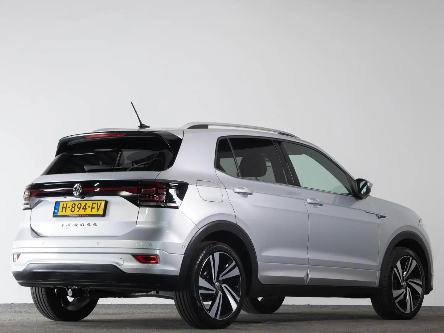 Volkswagen T-Cross R-Line 1.0 TSI 115 PK DSG | LED | Trekhaak | Achte Grijs - 2