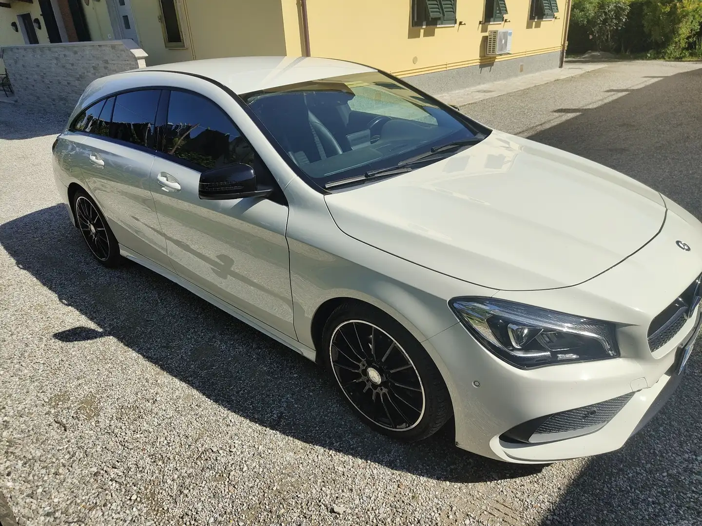 Mercedes-Benz CLA 200 Shooting Brake d Premium Dark Night auto - 2