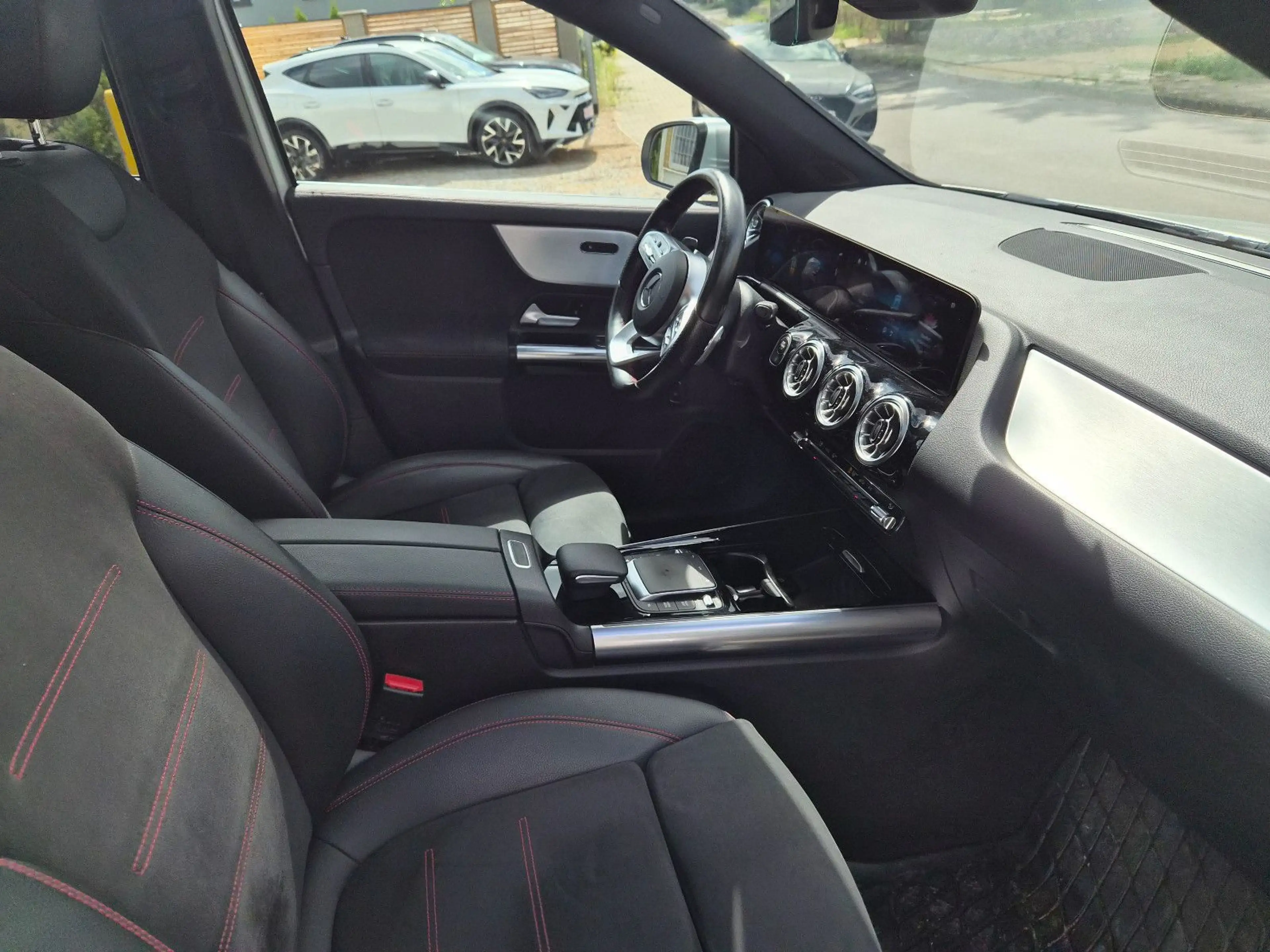 Mercedes-Benz GLA 250 4Matic AMG Line Panorama/LED/AHK — photo 12