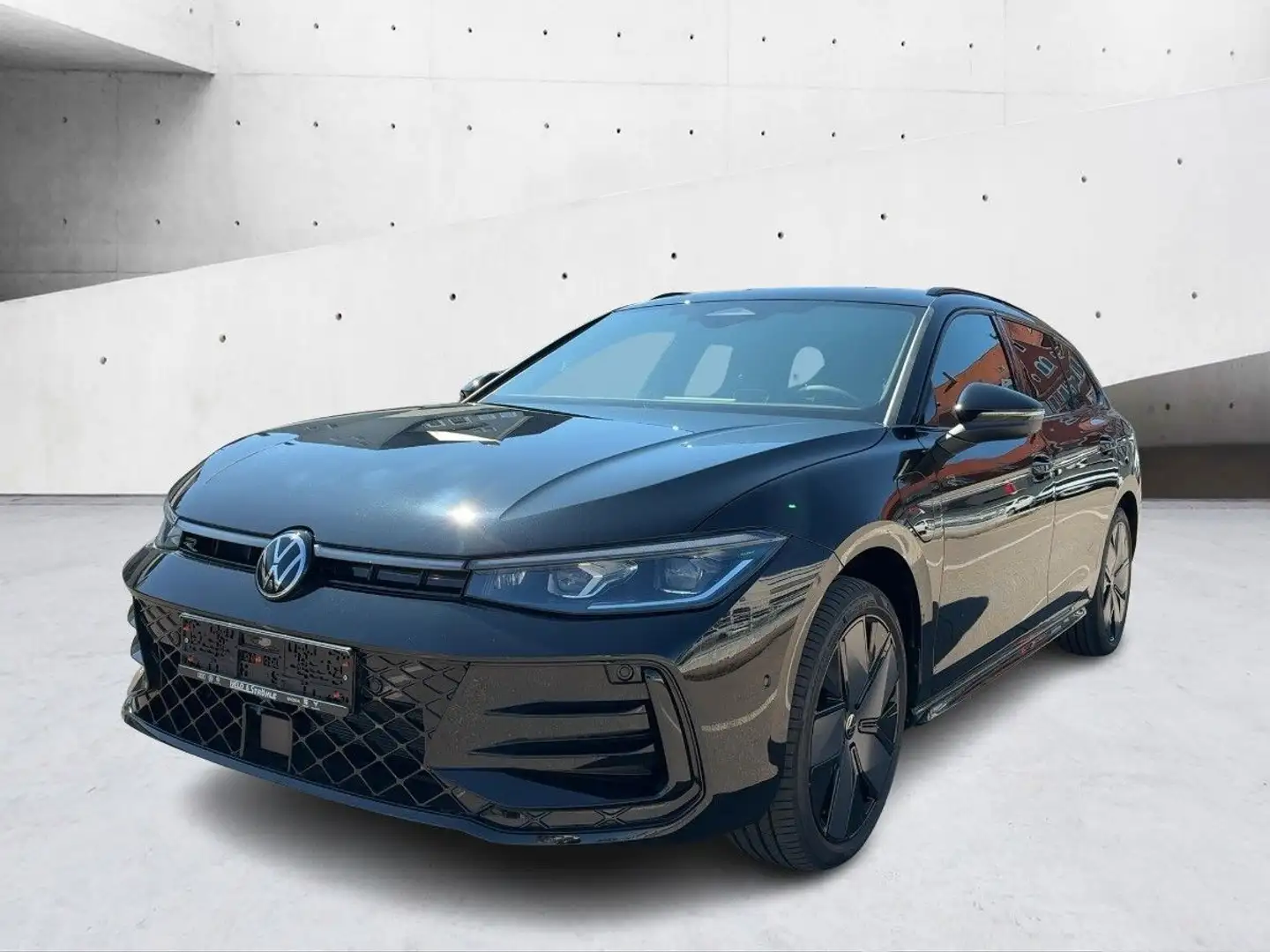 Volkswagen Passat R-Line 1,5l eHybrid 130 kW/85 KW  DSG AHK Schwarz - 2