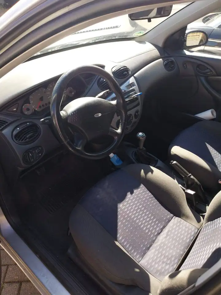 Ford Focus Stufenheck 1.6 Futura TÜV neu bis 6 2028, foto 4