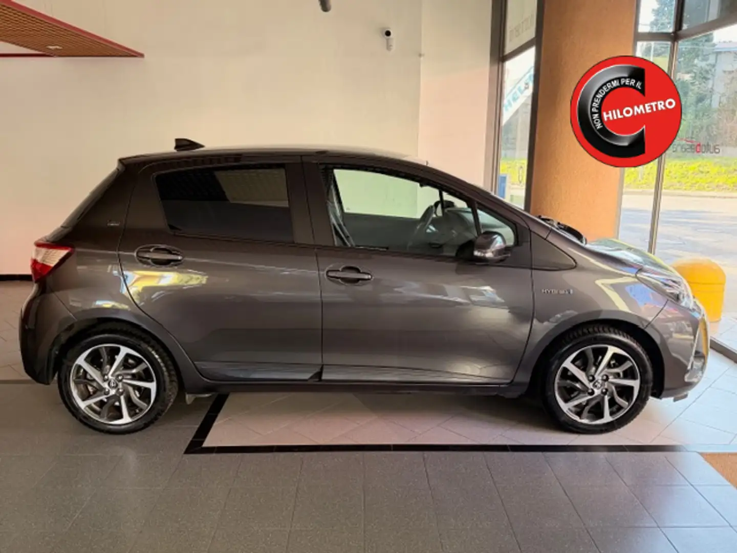 Toyota Yaris 5p 1.5h y20 Grau - 1