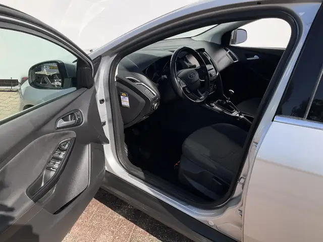 Ford Focus view 15