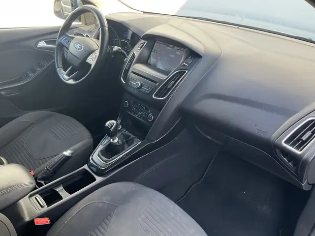 Ford Focus view 3