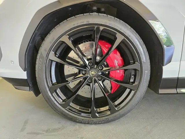 Lamborghini Urus view 9