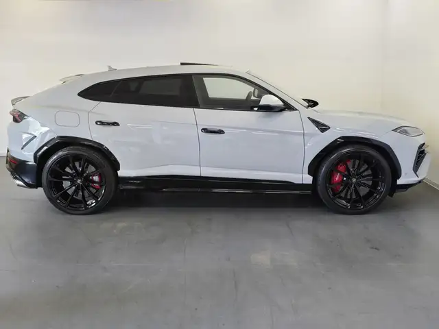 Lamborghini Urus view 2