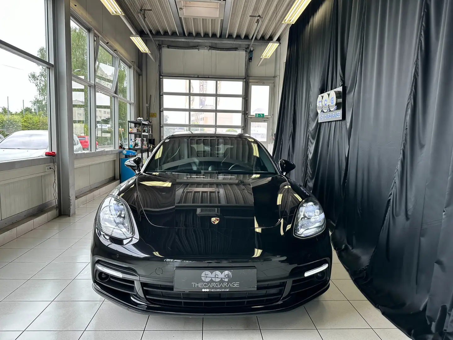 Porsche Panamera 4 E-Hybrid Schwarz - 2