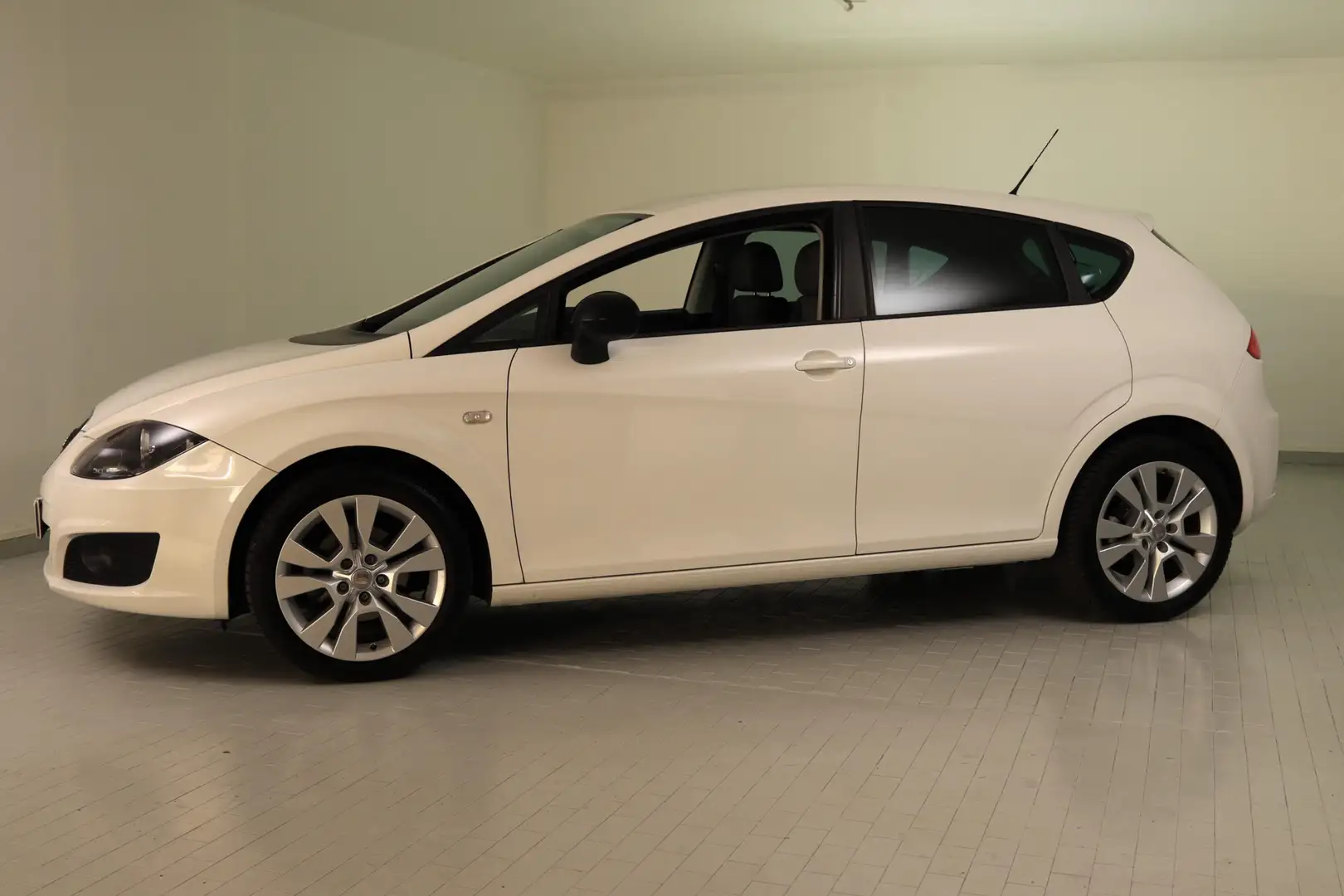 SEAT Leon Leon 1.6 tdi cr Reference Weiß - 2