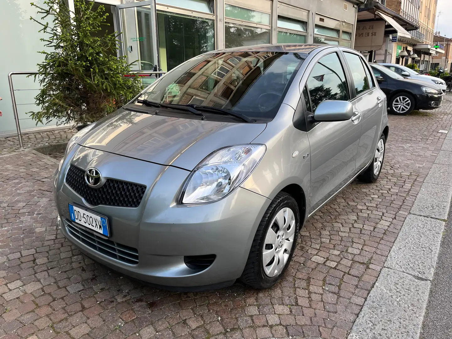 Toyota Yaris Yaris 5p 1.4 d-4d Sol Gris - 1