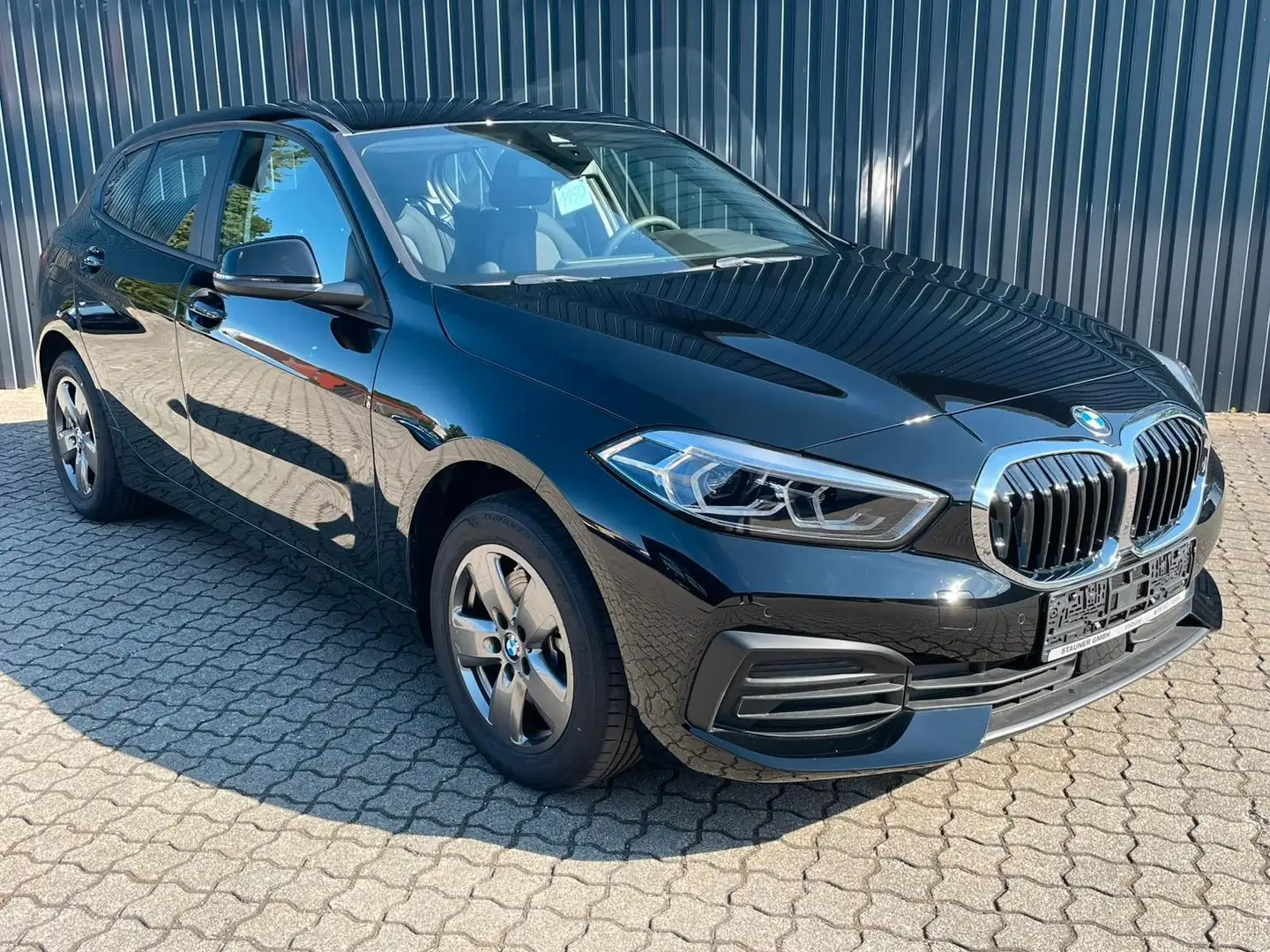 BMW 118 i 5-Türer/ LED/Navi/Sitzheizung/CarPlay/DAB Schwarz - 2