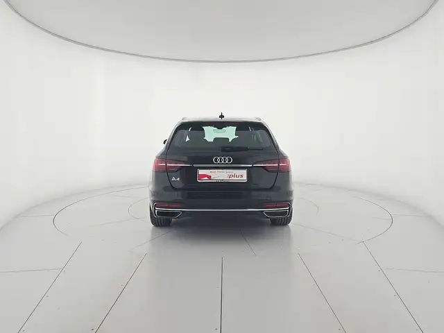 Audi A4 Avant view 4