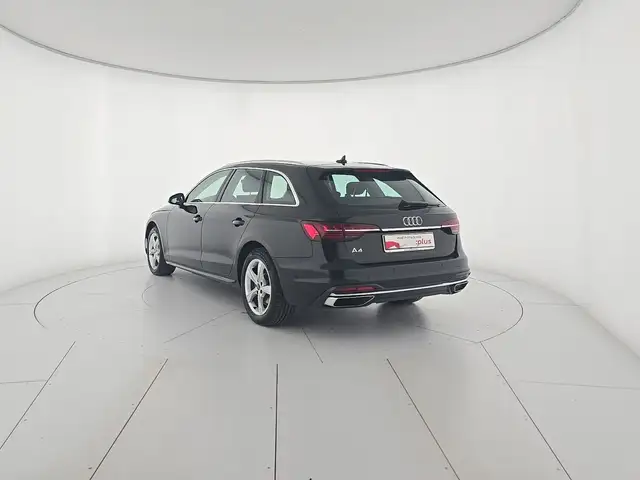 Audi A4 Avant view 3