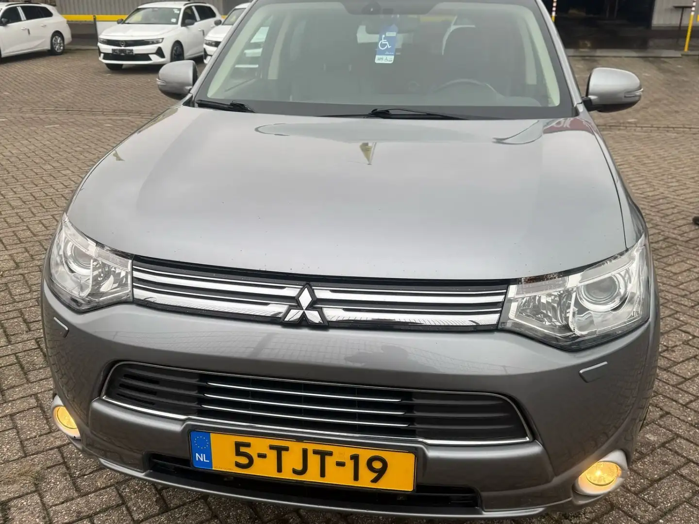 Mitsubishi Outlander 2.0 4WD Plug-In Hybrid Plus - 1
