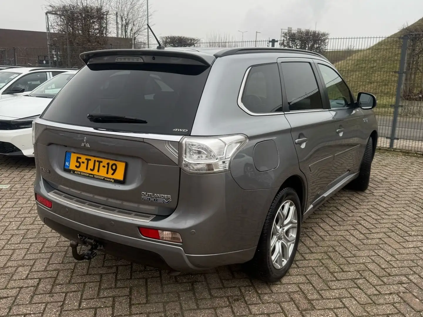 Mitsubishi Outlander 2.0 4WD Plug-In Hybrid Plus - 2