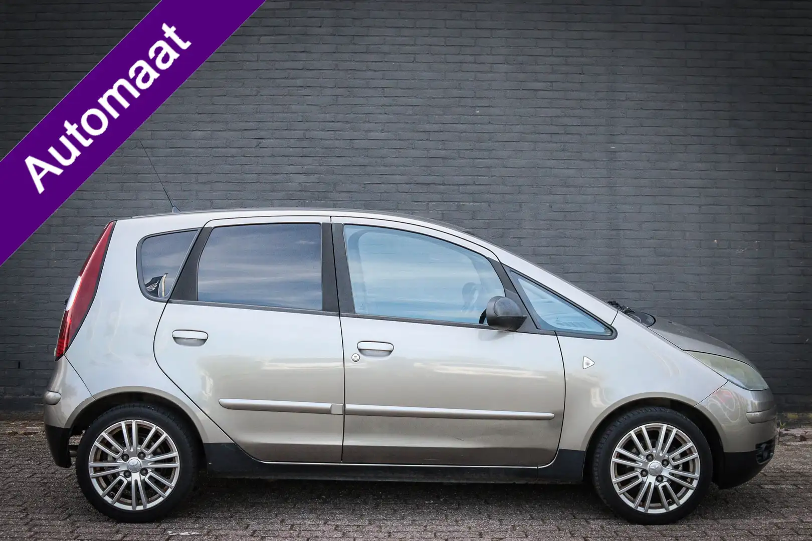 Mitsubishi Colt 1.3 Invite Net binnen; wordt nog showroomklaar gem Grijs - 1