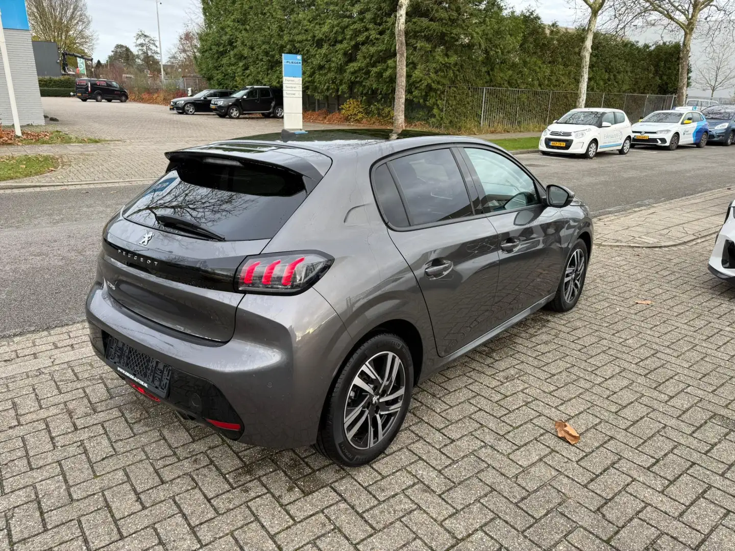 Peugeot 208 1.2 PureTech Allure, Panodak, Navi, 12mnd Garantie Gris - 2