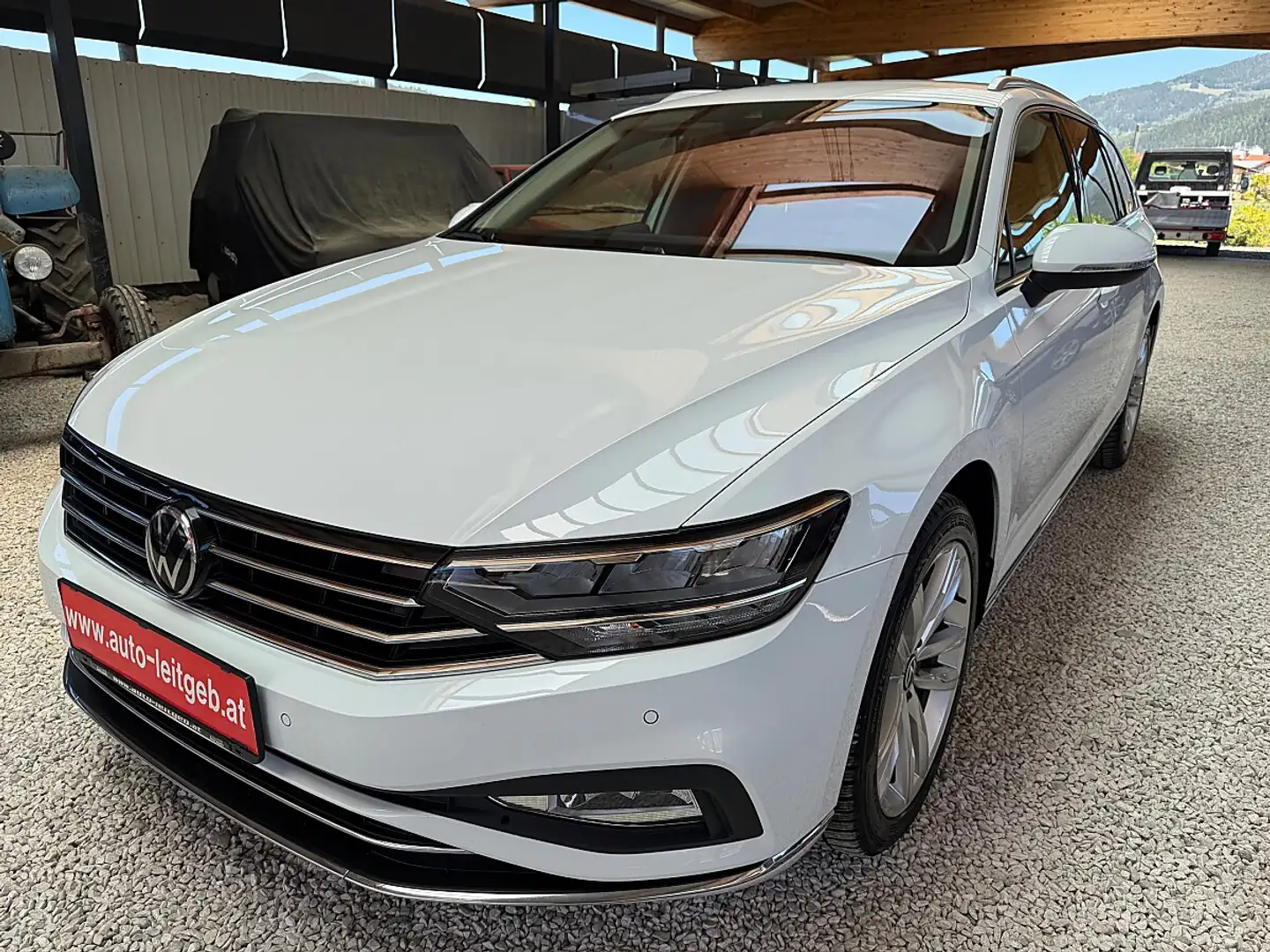 Volkswagen Passat Variant Elegance 1,5 TSI DSG Weiß - 1