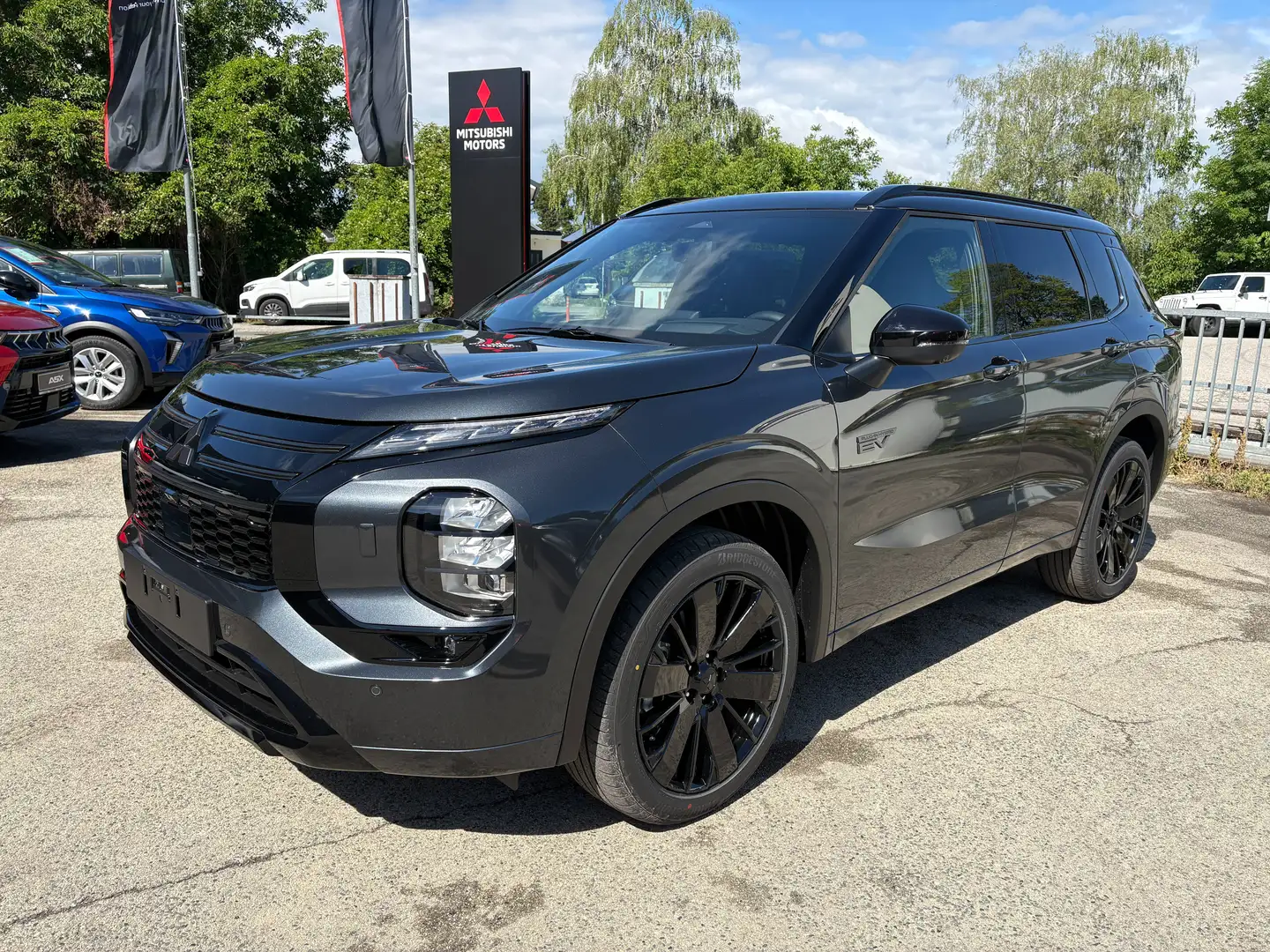 Mitsubishi Outlander 2,4 PHEV 4WD Diamond Luxury BlackEdition Aut./incl. Winterräder Grau - 2