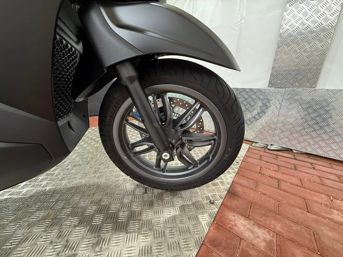 Piaggio Beverly 400 Sport Nero - 2